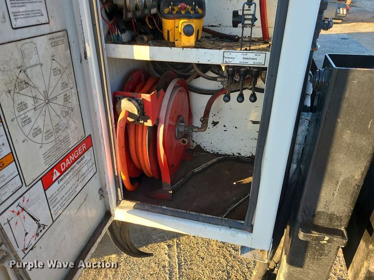 image for item LJ9463 2013 International DuraStar 4300  utility / service truck