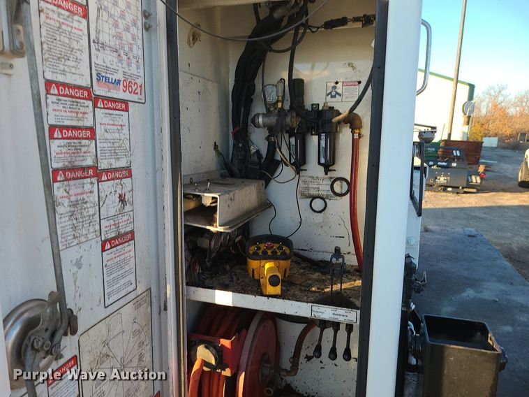 image for item LJ9463 2013 International DuraStar 4300  utility / service truck