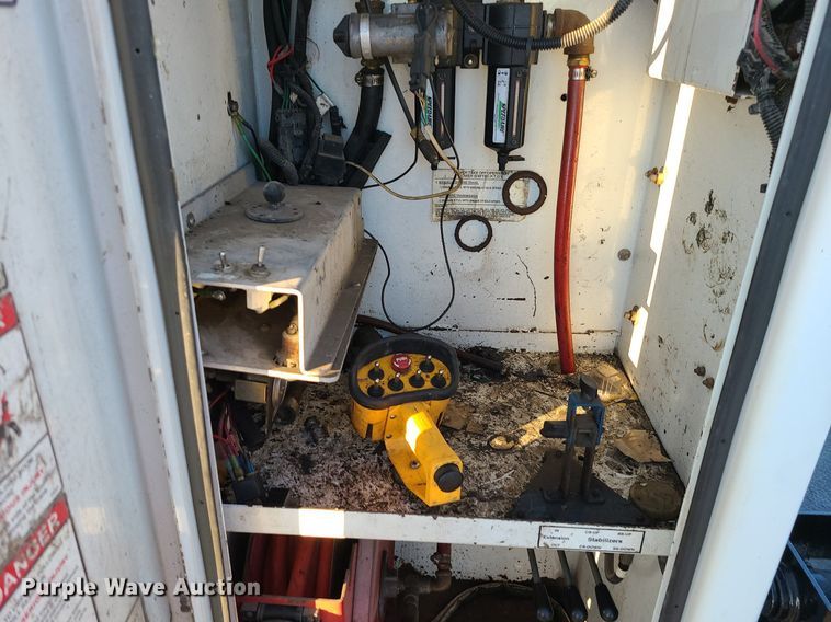 image for item LJ9463 2013 International DuraStar 4300  utility / service truck