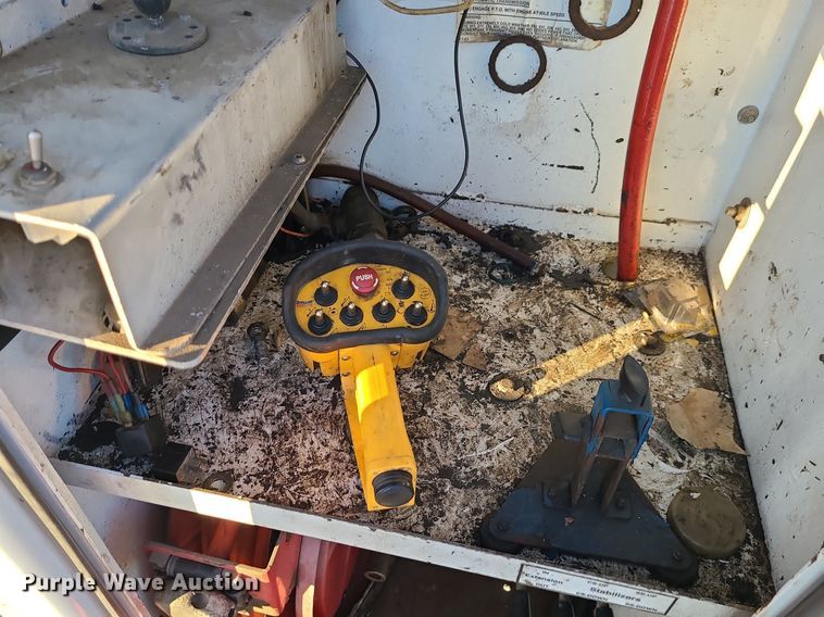 image for item LJ9463 2013 International DuraStar 4300  utility / service truck