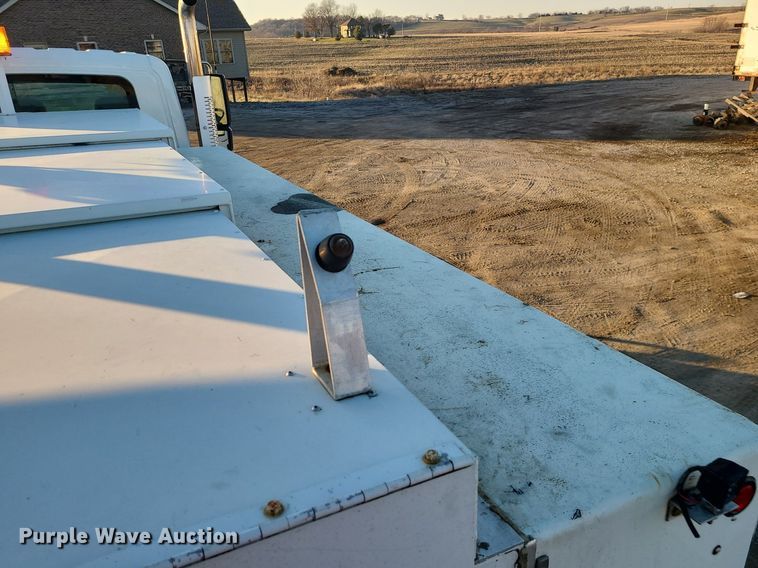 image for item LJ9463 2013 International DuraStar 4300  utility / service truck