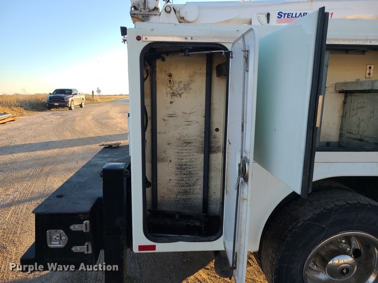 image for item LJ9463 2013 International DuraStar 4300  utility / service truck