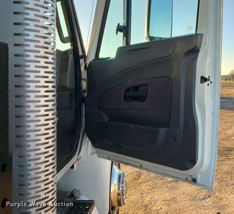 image for item LJ9463 2013 International DuraStar 4300  utility / service truck