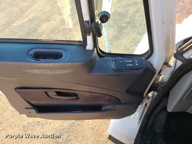 image for item LJ9463 2013 International DuraStar 4300  utility / service truck