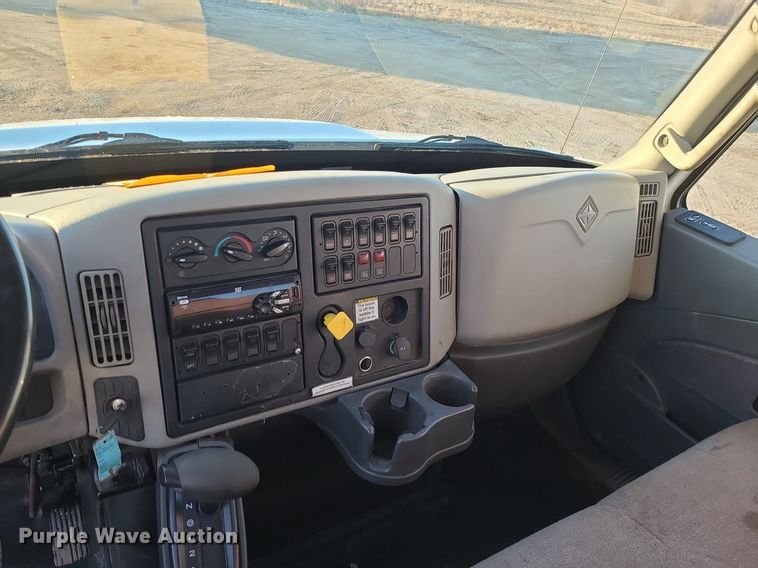 image for item LJ9463 2013 International DuraStar 4300  utility / service truck