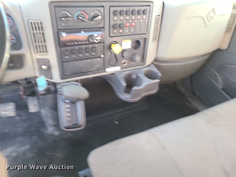 image for item LJ9463 2013 International DuraStar 4300  utility / service truck