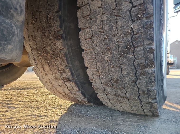 image for item LJ9463 2013 International DuraStar 4300  utility / service truck