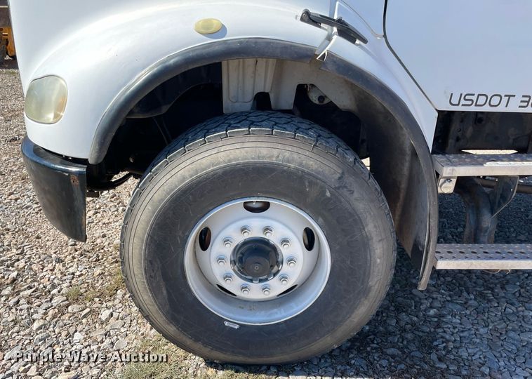 image for item NA9698 2005 Freightliner Business Class M2  crane truck