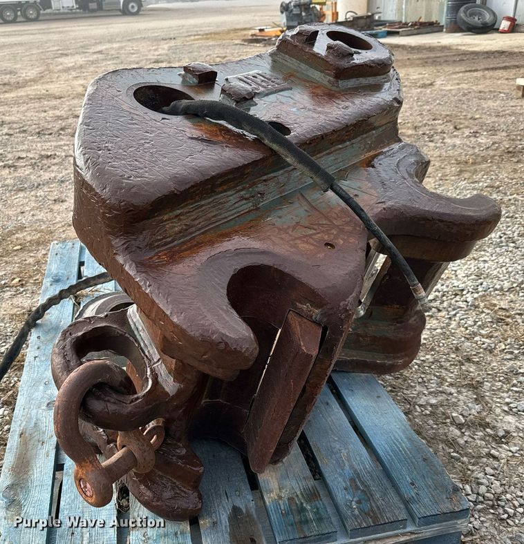 image for item NI9698 JRB PC600LC-7  excavator quick coupler