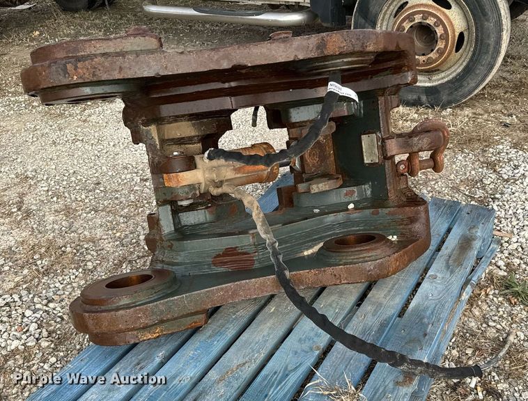 image for item NI9698 JRB PC600LC-7  excavator quick coupler