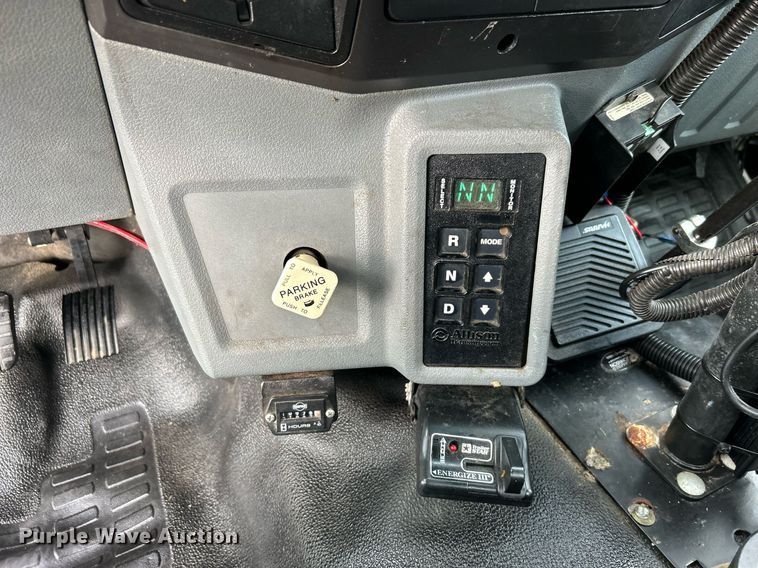 image for item OM9245 2011 Ford F750 Super Duty  bucket truck