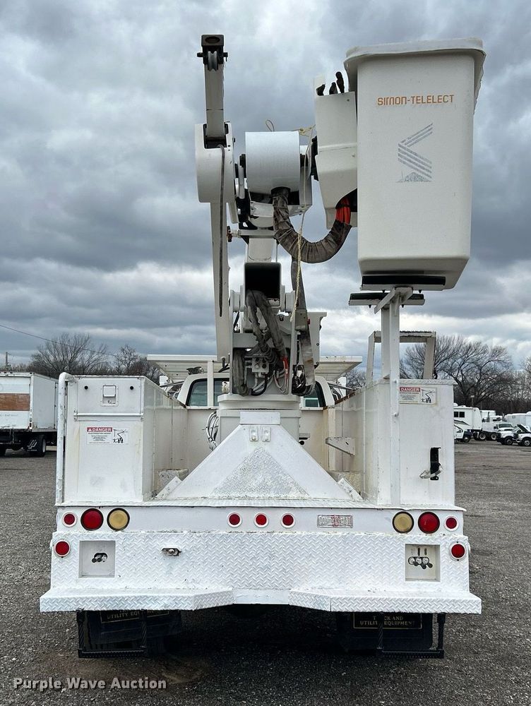 image for item OM9247 1997 Ford F800 bucket truck