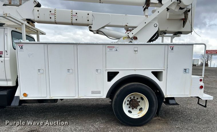 image for item OM9247 1997 Ford F800 bucket truck