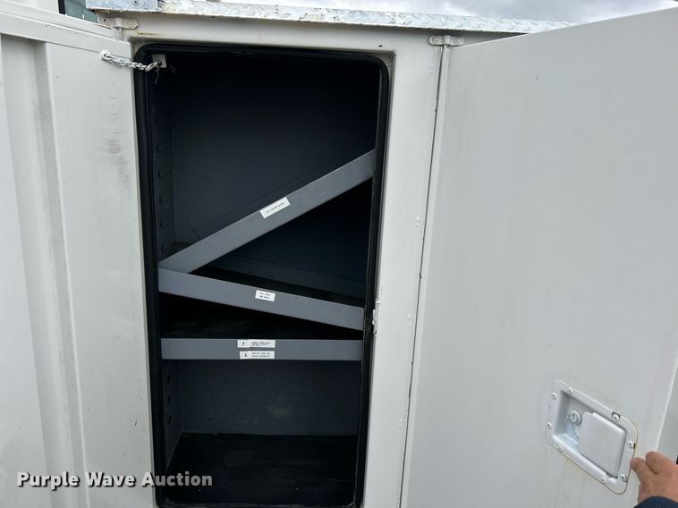 image for item OM9247 1997 Ford F800 bucket truck