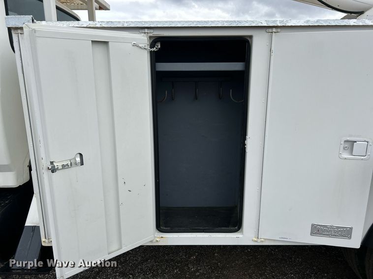 image for item OM9247 1997 Ford F800 bucket truck