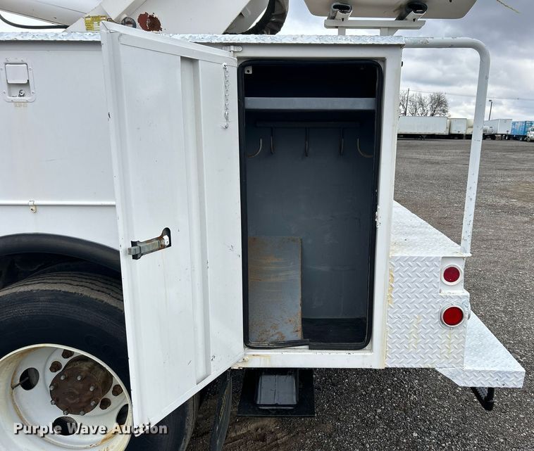 image for item OM9247 1997 Ford F800 bucket truck