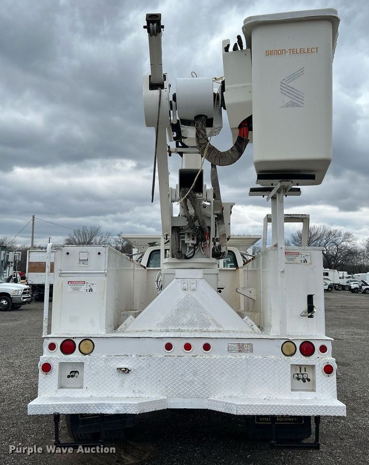 image for item OM9247 1997 Ford F800 bucket truck