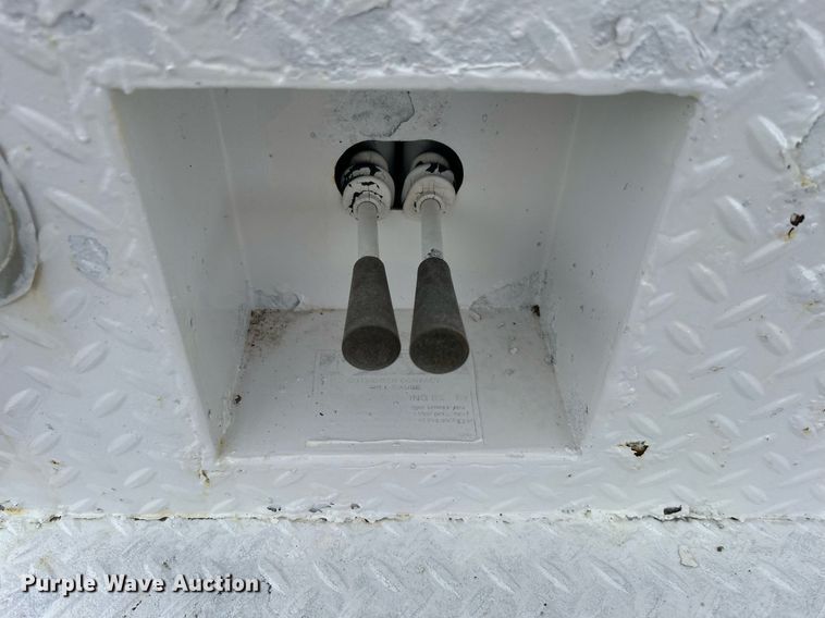 image for item OM9247 1997 Ford F800 bucket truck