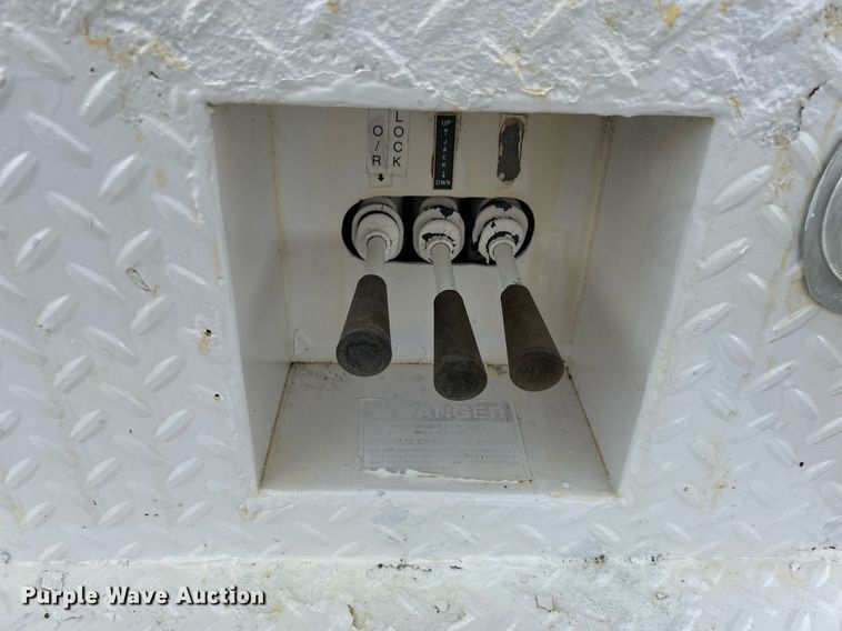 image for item OM9247 1997 Ford F800 bucket truck