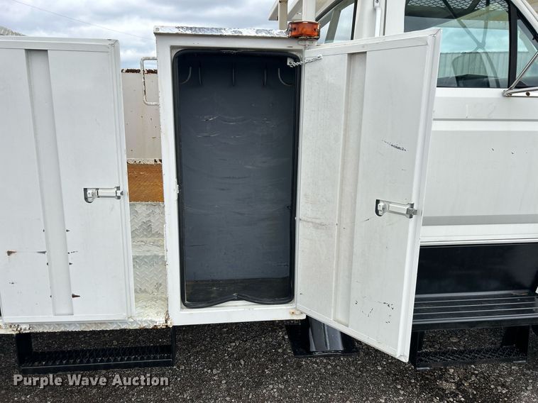 image for item OM9247 1997 Ford F800 bucket truck