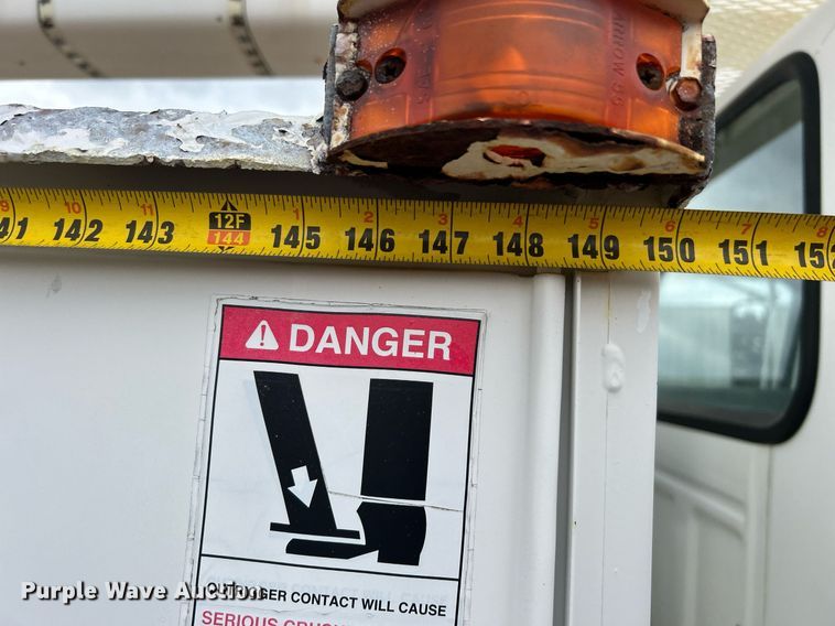 image for item OM9247 1997 Ford F800 bucket truck