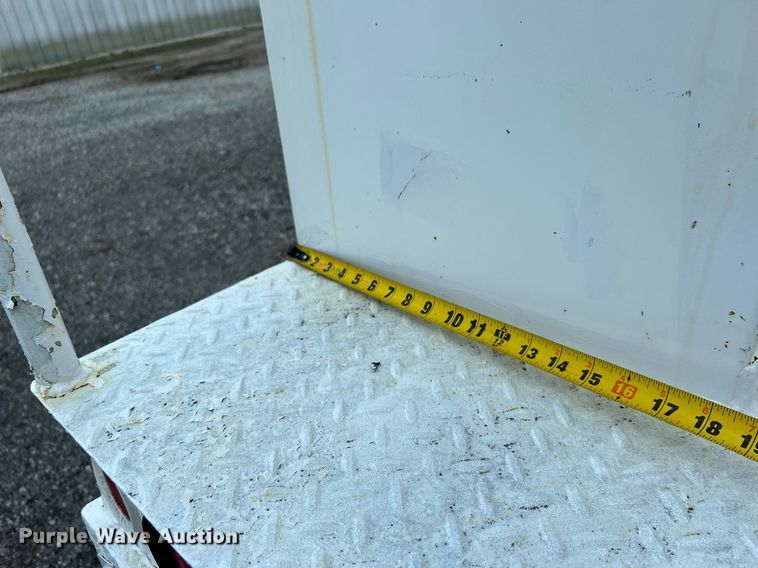 image for item OM9247 1997 Ford F800 bucket truck