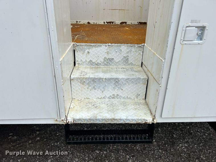 image for item OM9247 1997 Ford F800 bucket truck