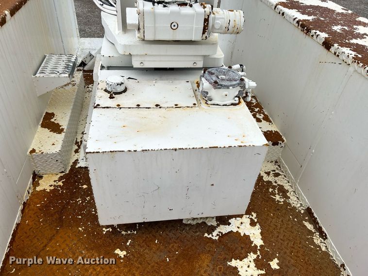 image for item OM9247 1997 Ford F800 bucket truck