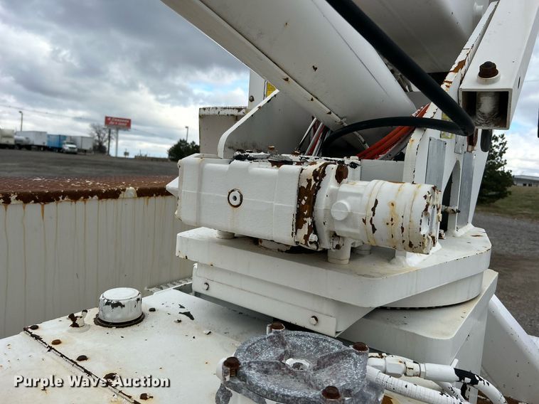 image for item OM9247 1997 Ford F800 bucket truck