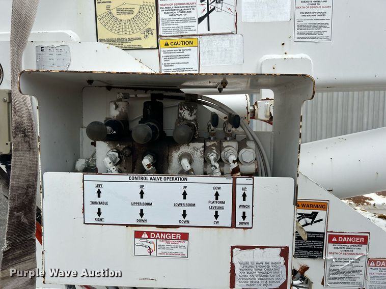 image for item OM9247 1997 Ford F800 bucket truck