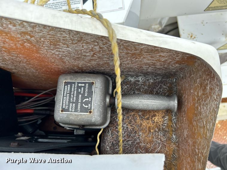 image for item OM9247 1997 Ford F800 bucket truck