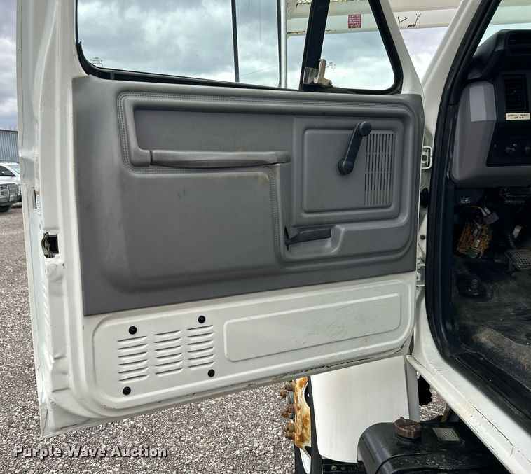 image for item OM9247 1997 Ford F800 bucket truck