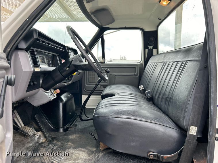 image for item OM9247 1997 Ford F800 bucket truck