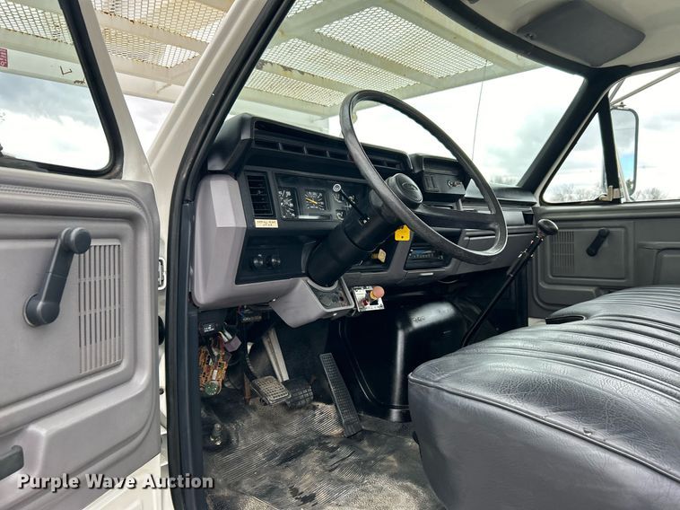 image for item OM9247 1997 Ford F800 bucket truck
