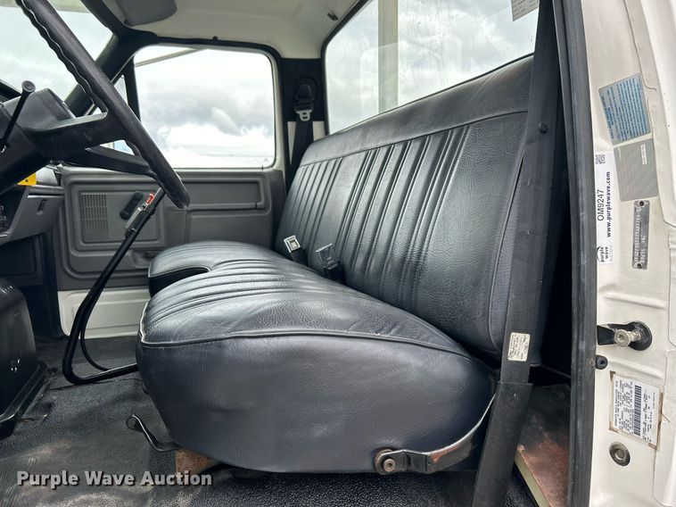image for item OM9247 1997 Ford F800 bucket truck