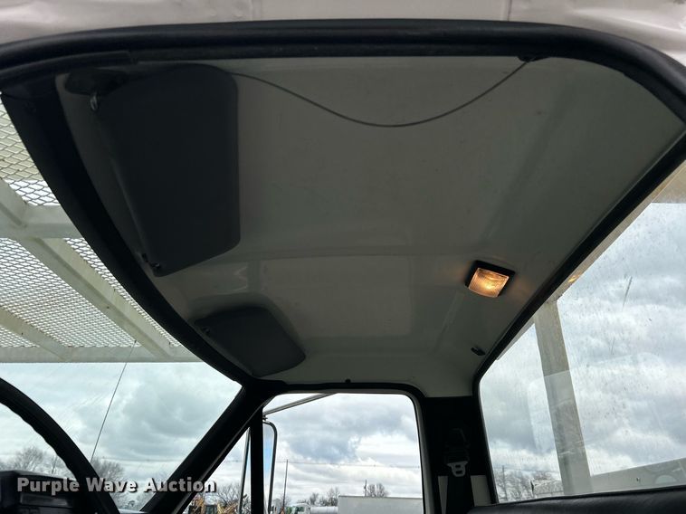 image for item OM9247 1997 Ford F800 bucket truck