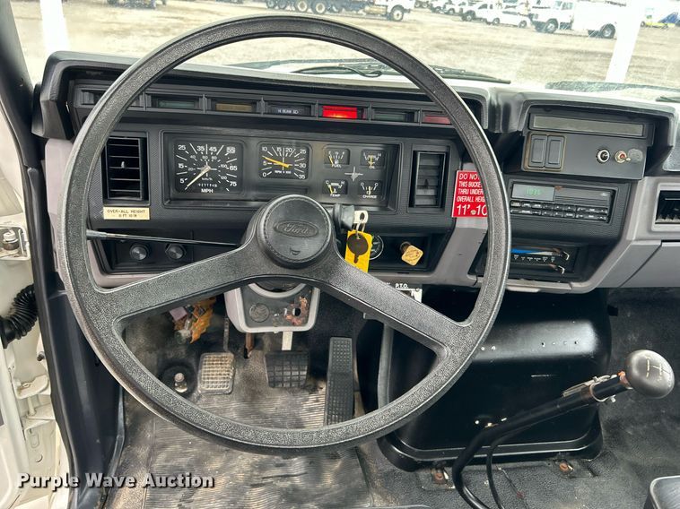 image for item OM9247 1997 Ford F800 bucket truck