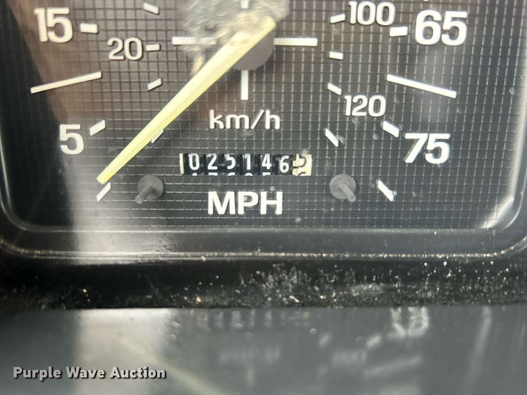 image for item OM9247 1997 Ford F800 bucket truck