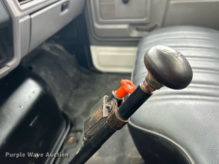 image for item OM9247 1997 Ford F800 bucket truck