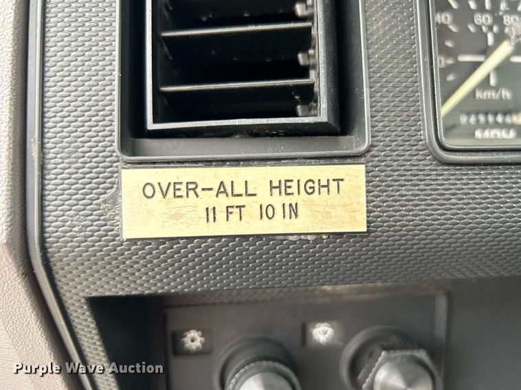 image for item OM9247 1997 Ford F800 bucket truck