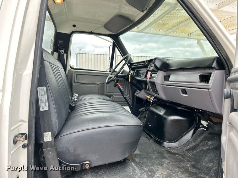 image for item OM9247 1997 Ford F800 bucket truck