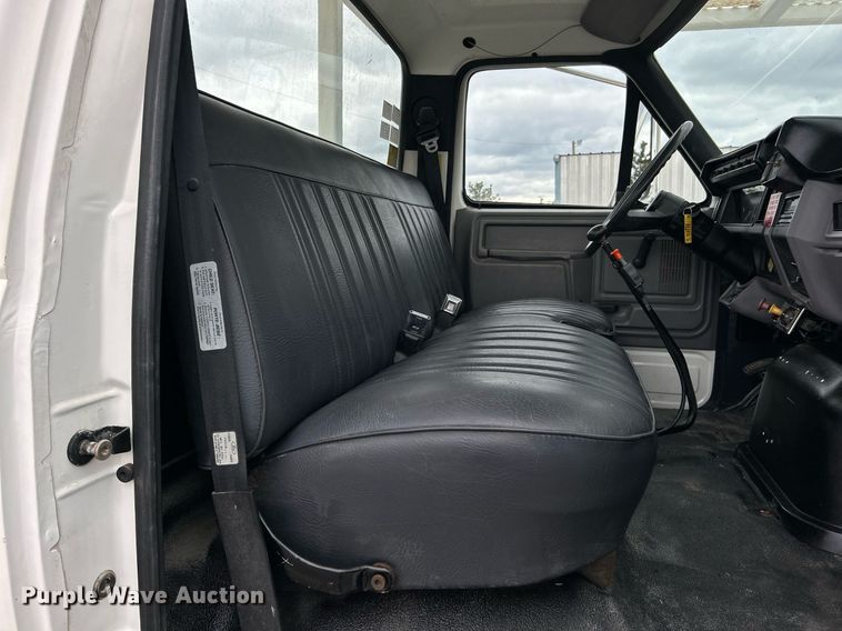 image for item OM9247 1997 Ford F800 bucket truck