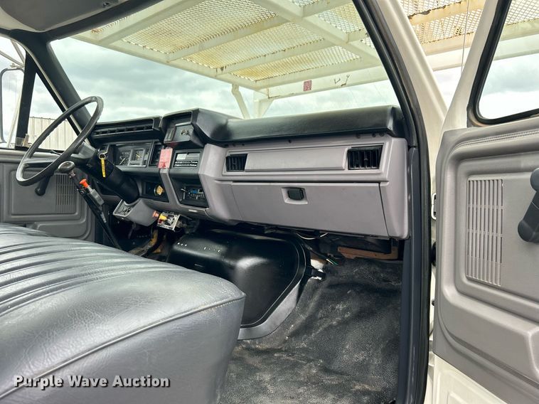 image for item OM9247 1997 Ford F800 bucket truck