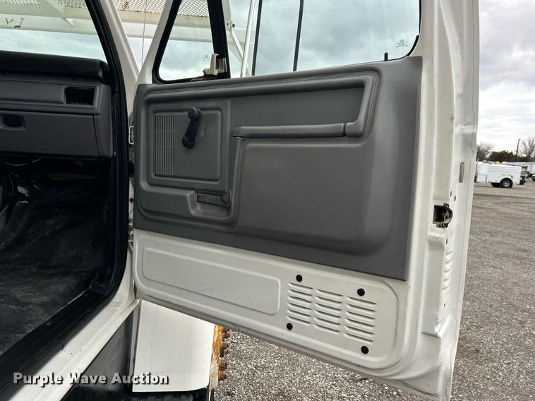 image for item OM9247 1997 Ford F800 bucket truck