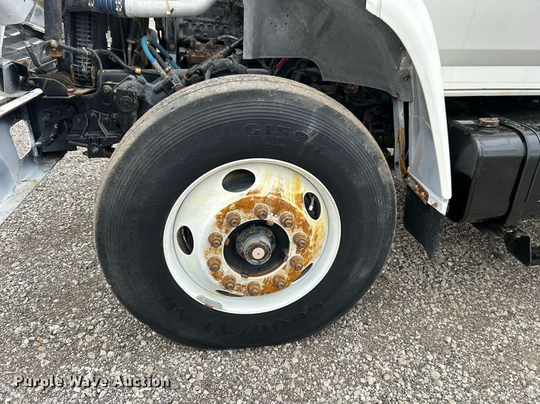 image for item OM9247 1997 Ford F800 bucket truck