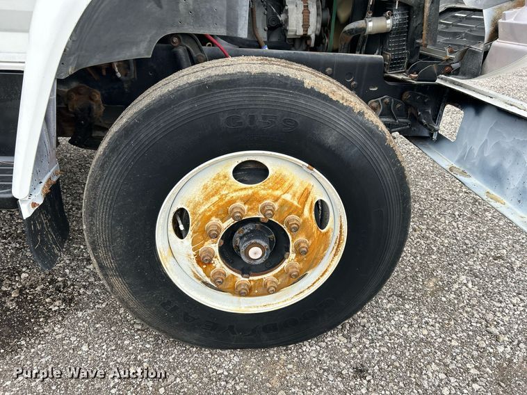 image for item OM9247 1997 Ford F800 bucket truck