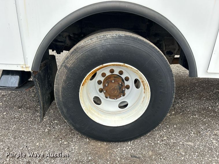 image for item OM9247 1997 Ford F800 bucket truck