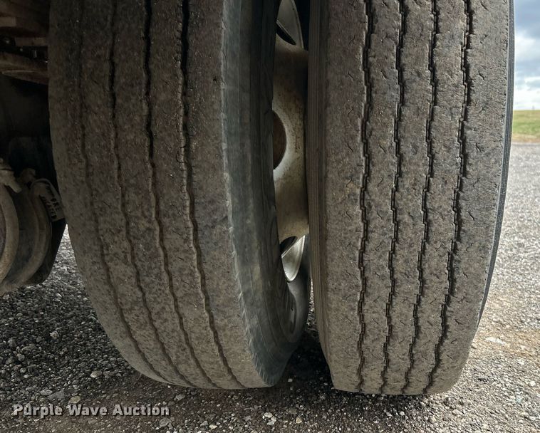 image for item OM9247 1997 Ford F800 bucket truck