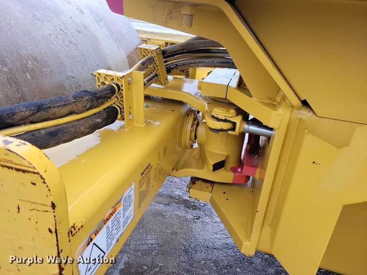 image for item DL7820 2008 Caterpillar CS423E single drum vibratory roller