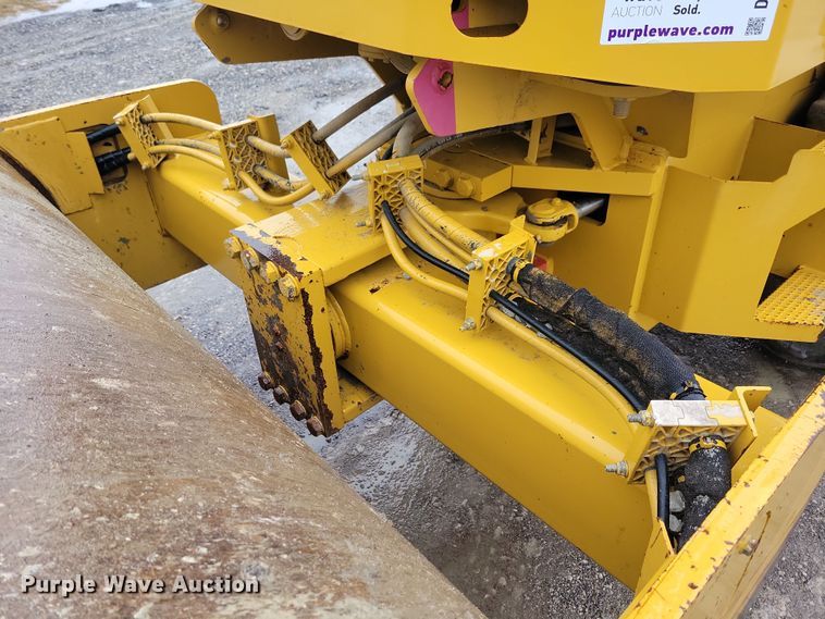 image for item DL7820 2008 Caterpillar CS423E single drum vibratory roller